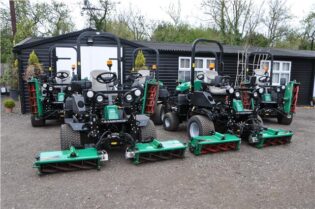 2013 Ransomes Parkway3 Triple Cylinder Ride on Mower 4WD x 10 Low Hours