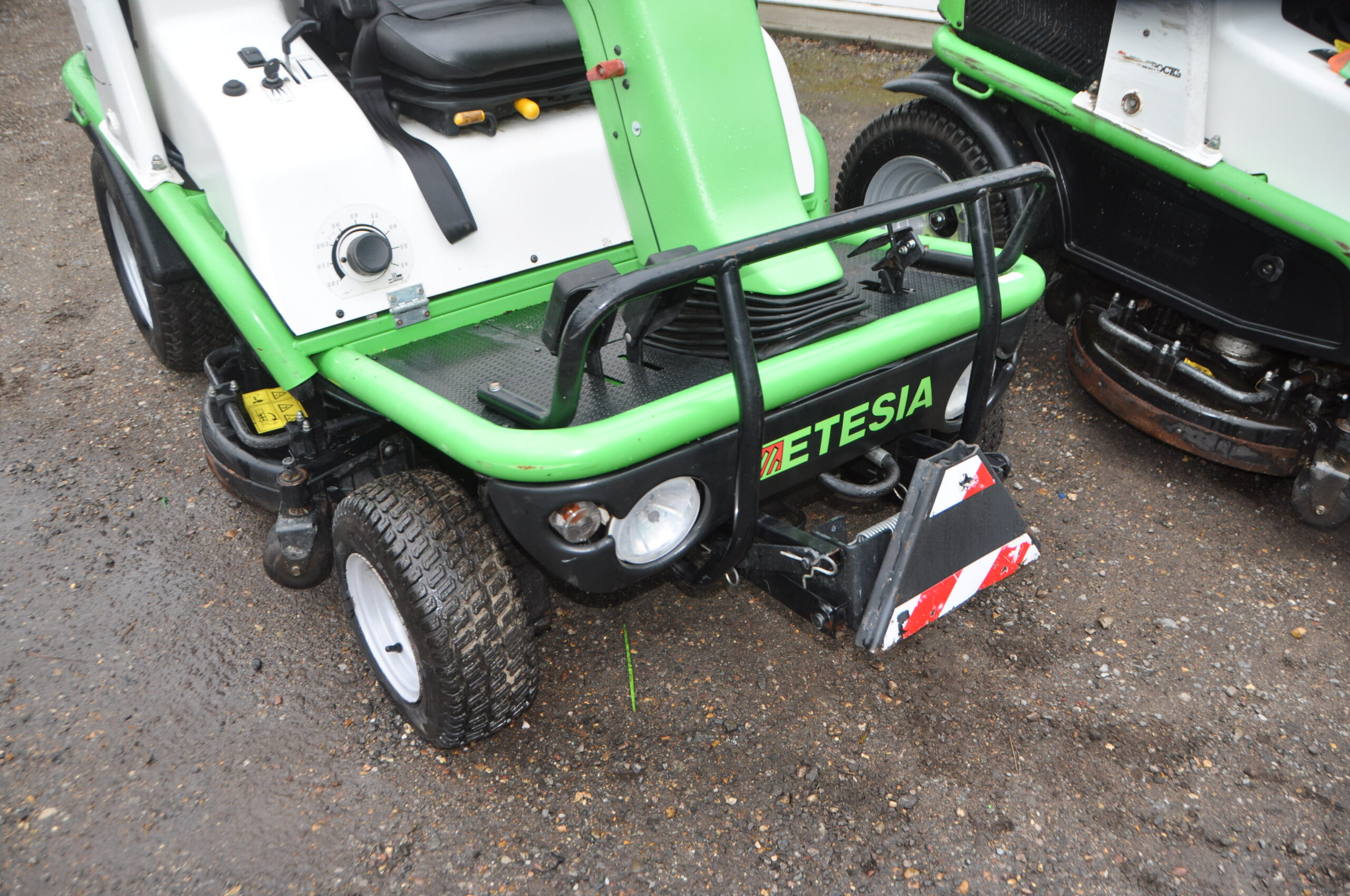 2020 Etesia 124DX High Tip 4x4 Rotary mower - Image 5